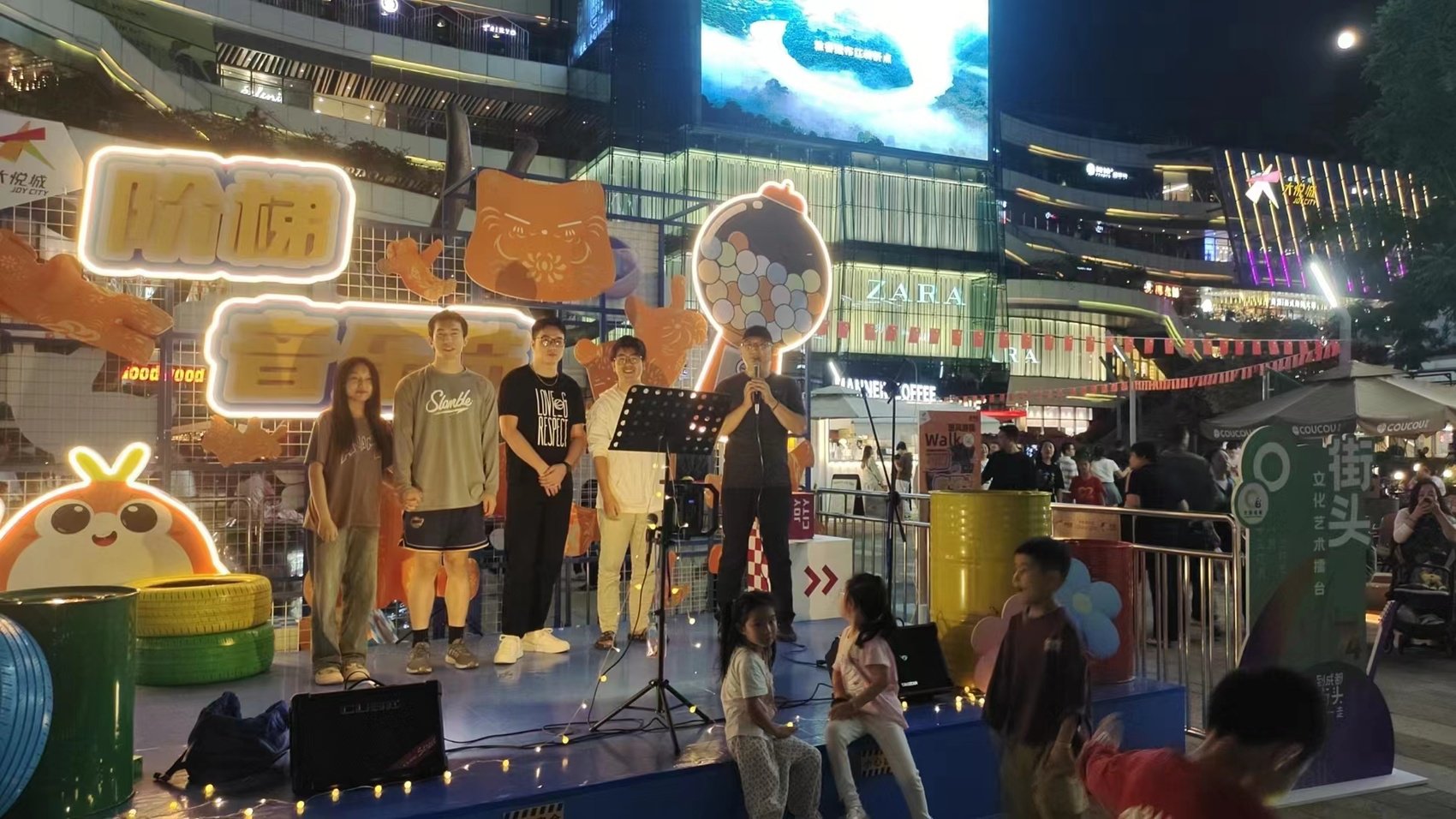 成都街头艺人带来的音乐表演