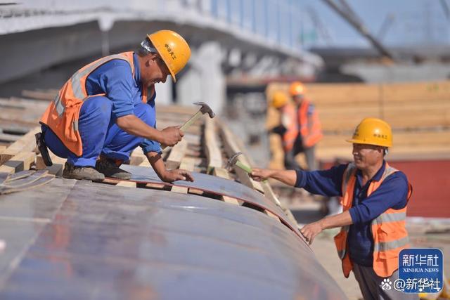 三环市政化改造项目体育大街互通立交施工现场,工人进行桥梁施工作业