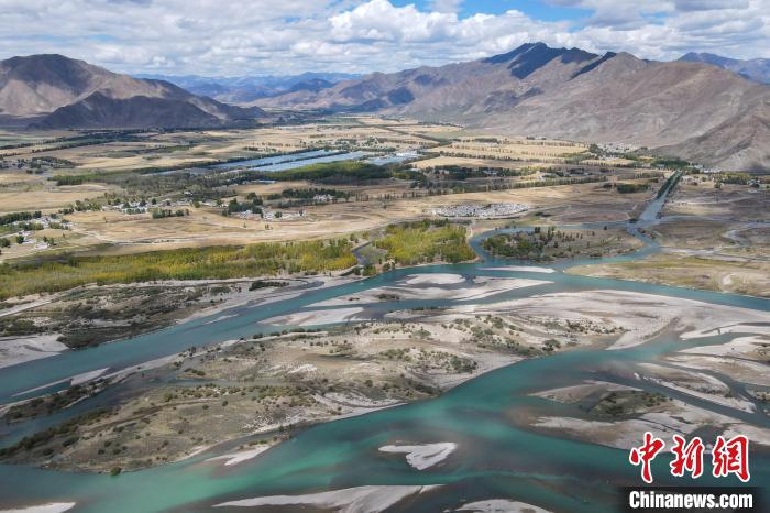 图为9月29日,航拍拉萨河与远处河谷地带的农田.江飞波 摄