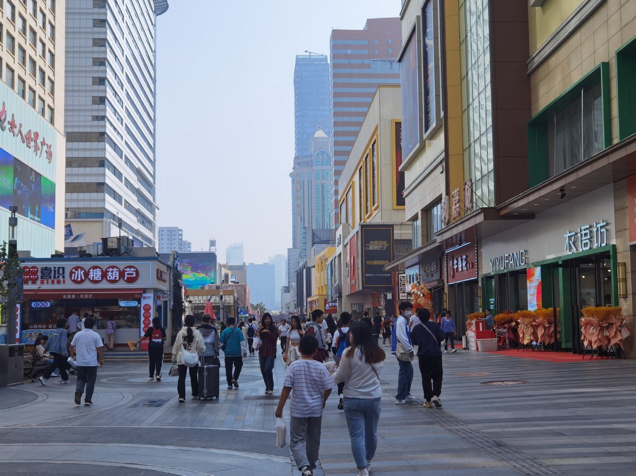 (29日上午10点,湾里庙步行街已经有不少游客.王怡文/摄)