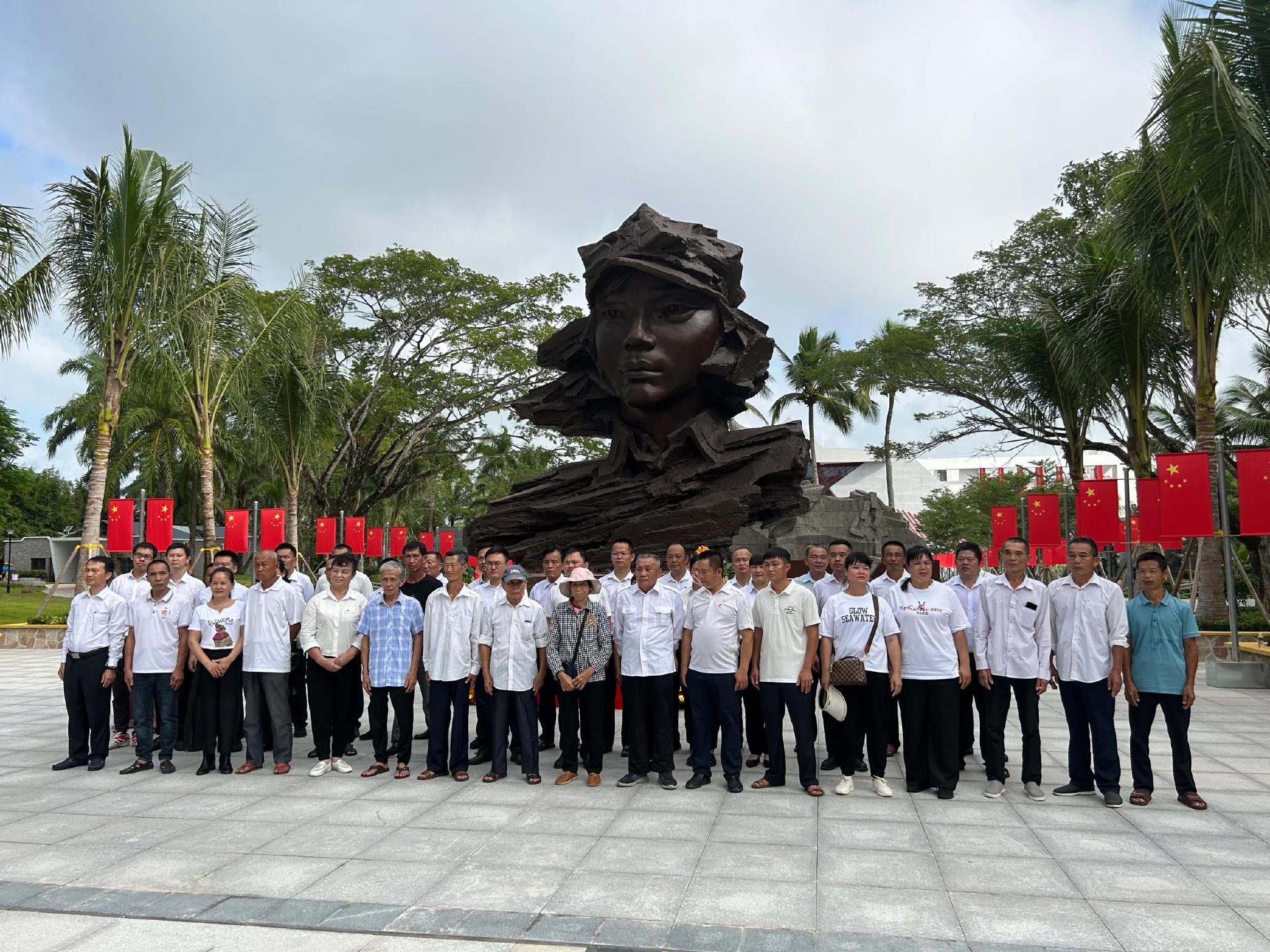 琼海阳江镇党员干部瞻仰红色娘子军雕像并敬献花篮.记者 苏桂除 摄