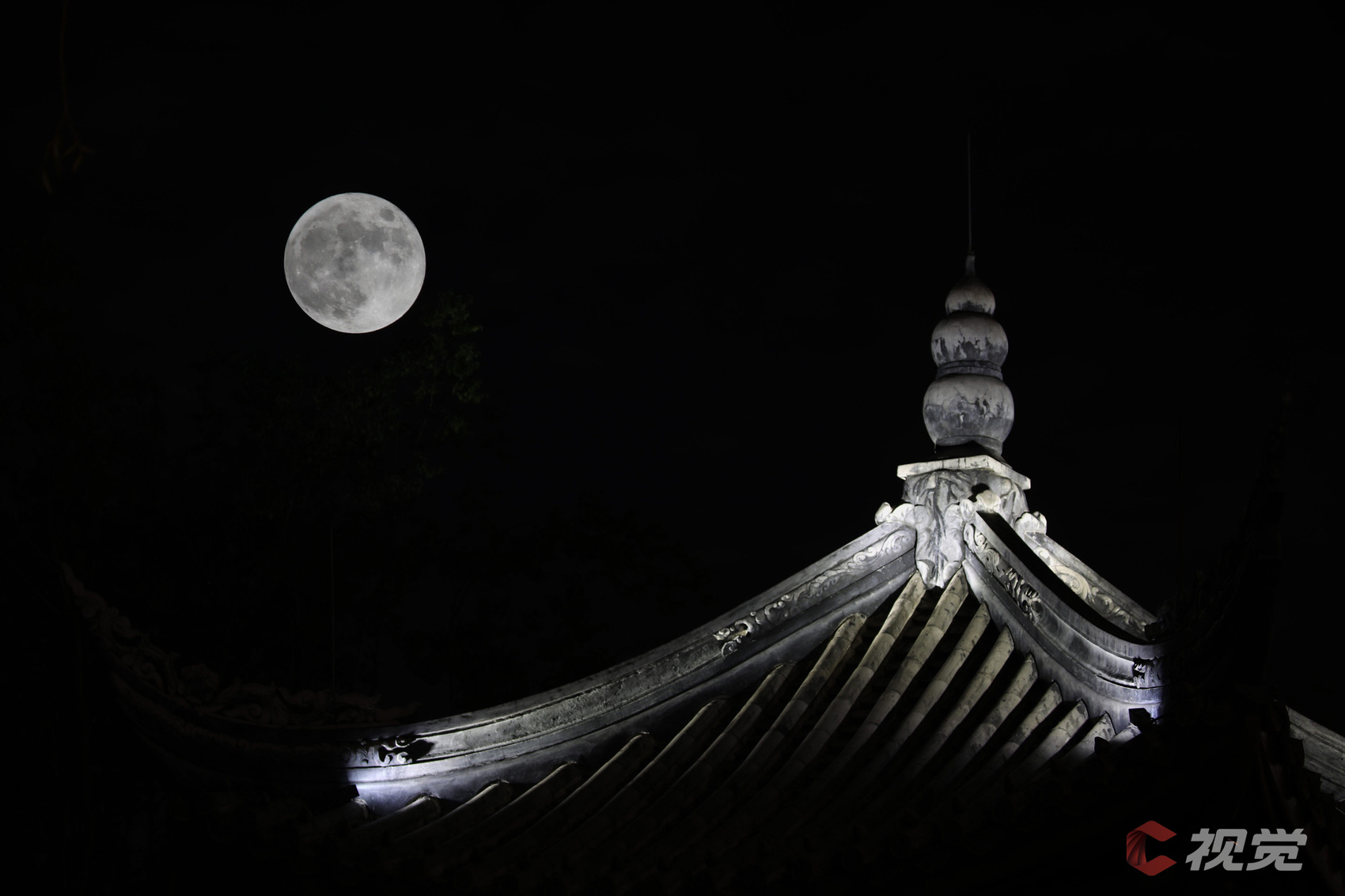 9月29日,成都天府艺术公园·蜀园与"超级月亮"交相辉映,唯美如诗.