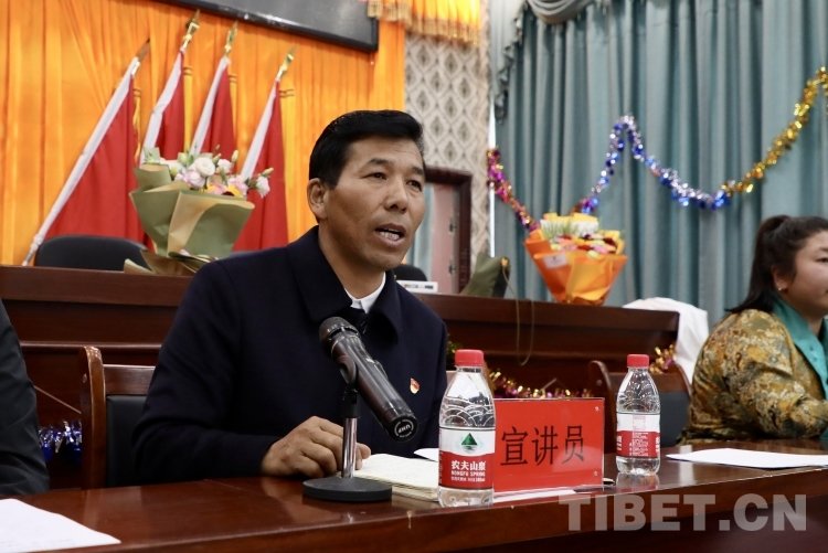 图为巴桑次仁进行宣讲摄影:次仁罗布