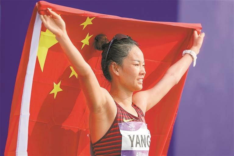 杨家玉赛后举起国旗奔跑.