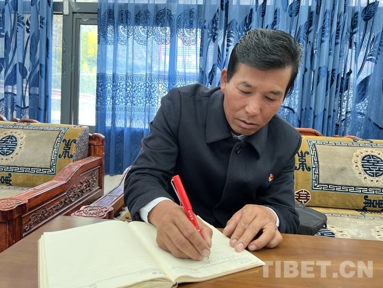 图为巴桑次仁正在为宣讲做笔记摄影:德吉卓玛