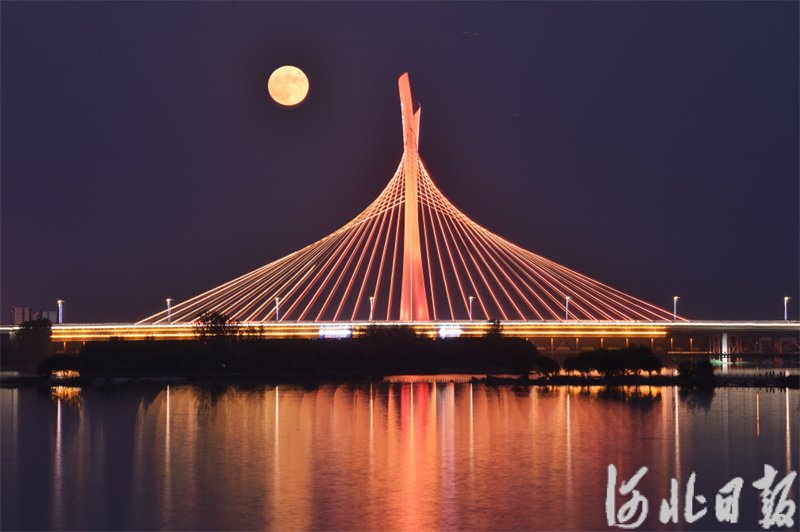 9月29日晚,石家庄市复兴大街滹沱河特大桥在中秋圆月的映衬下美轮美奂