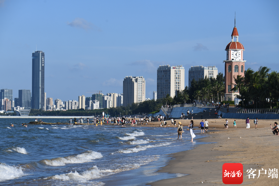 9月30日,"双节"假期第二天,海口西海岸假日海滩,观海台游人如织.