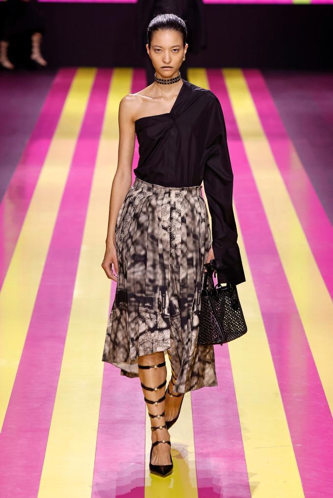 9月26日,模特在法国巴黎时装周上展示法国品牌克里斯汀·迪奥的新品