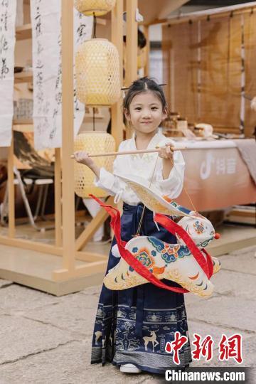 身着古装的孩童很是可爱.唐娟 摄