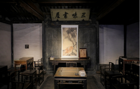 三味书屋(鲁迅12岁至17岁读书的私塾,图中左前方靠墙的书桌便是鲁迅