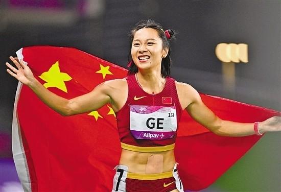 9月30日晚,在杭州亚运会田径女子100米决赛中,中国选手葛曼棋获得金牌