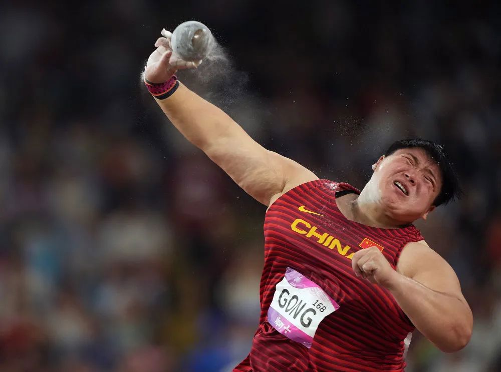 巩立姣在女子铅球比赛中