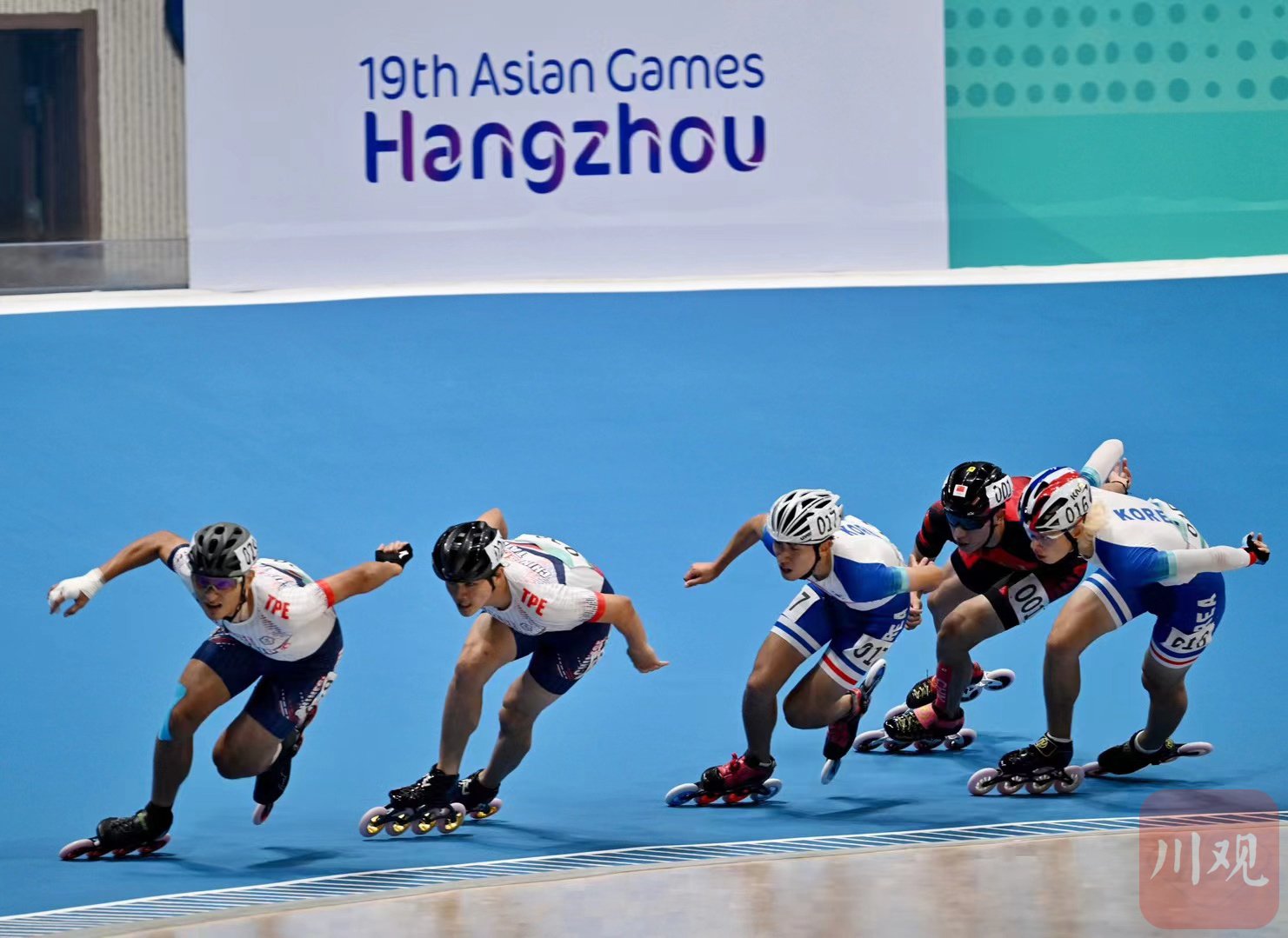 10月1日,杭州亚运会速度轮滑比赛继续在钱塘轮滑中心举行.