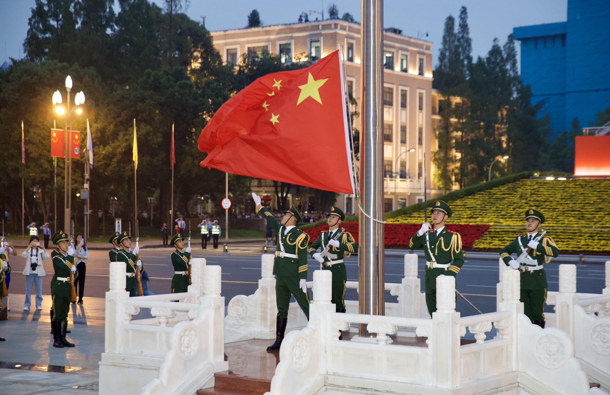 图集丨天府广场举行国庆升旗仪式_新浪财经_新浪网