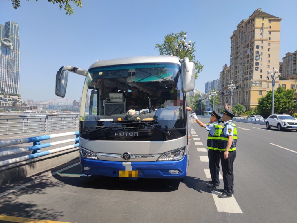 执法队员对客运车辆进行检查.重庆交通执法部门供图
