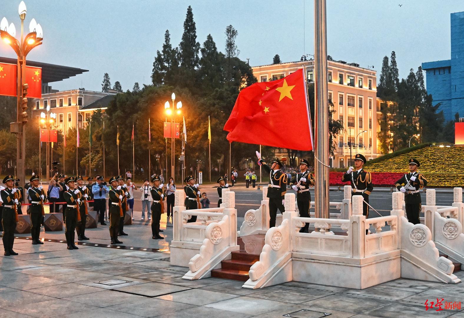 天府广场举行升旗仪式