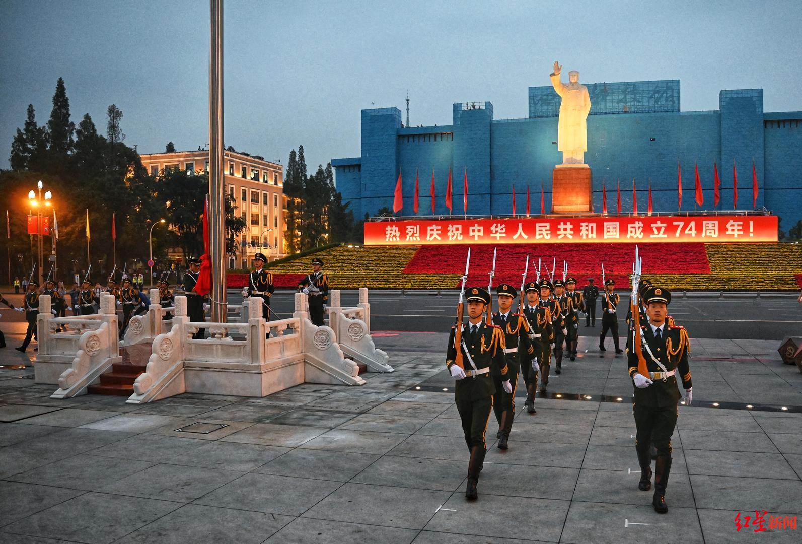 天府广场举行升旗仪式