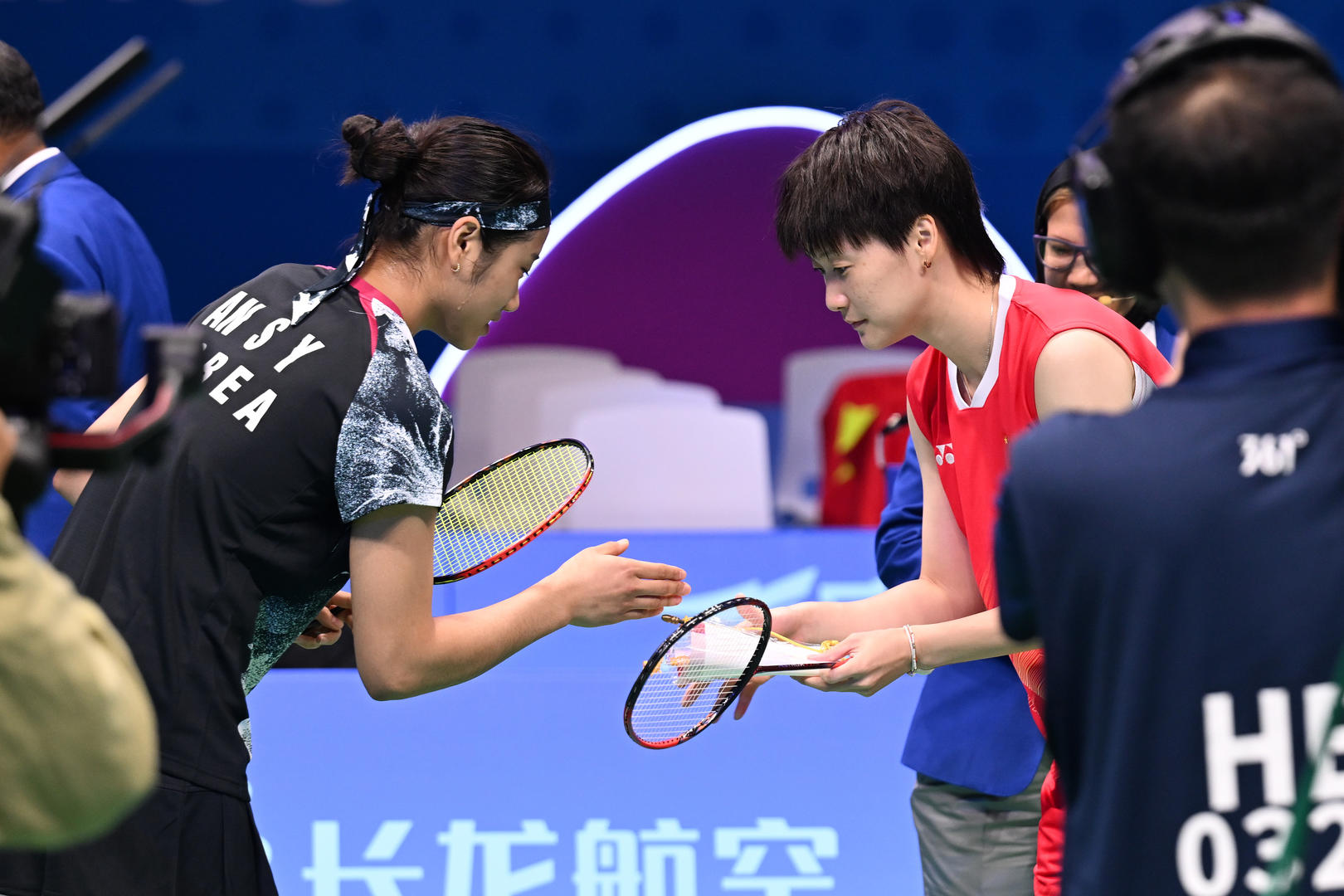 杭州亚运会羽毛球女团决赛，安洗莹和陈雨菲相互致意 图据视觉中国