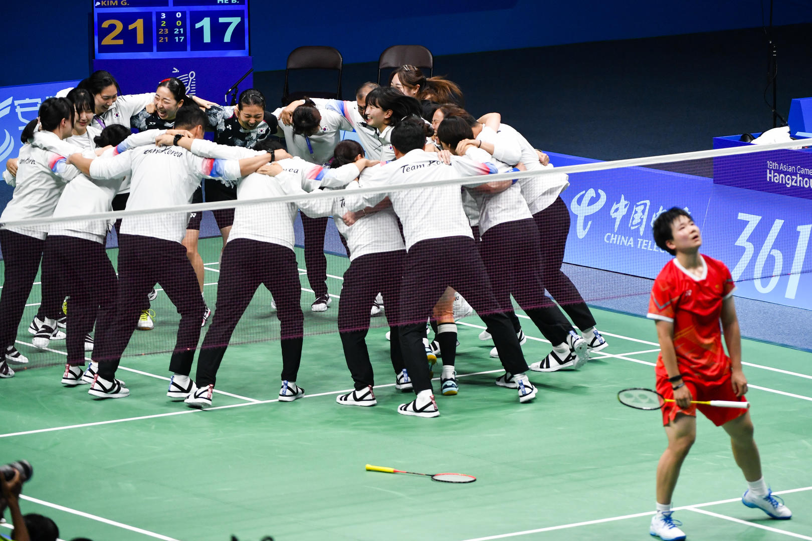 杭州亚运会羽毛球女子团体决赛后，韩国队庆祝胜利 图据IC photo