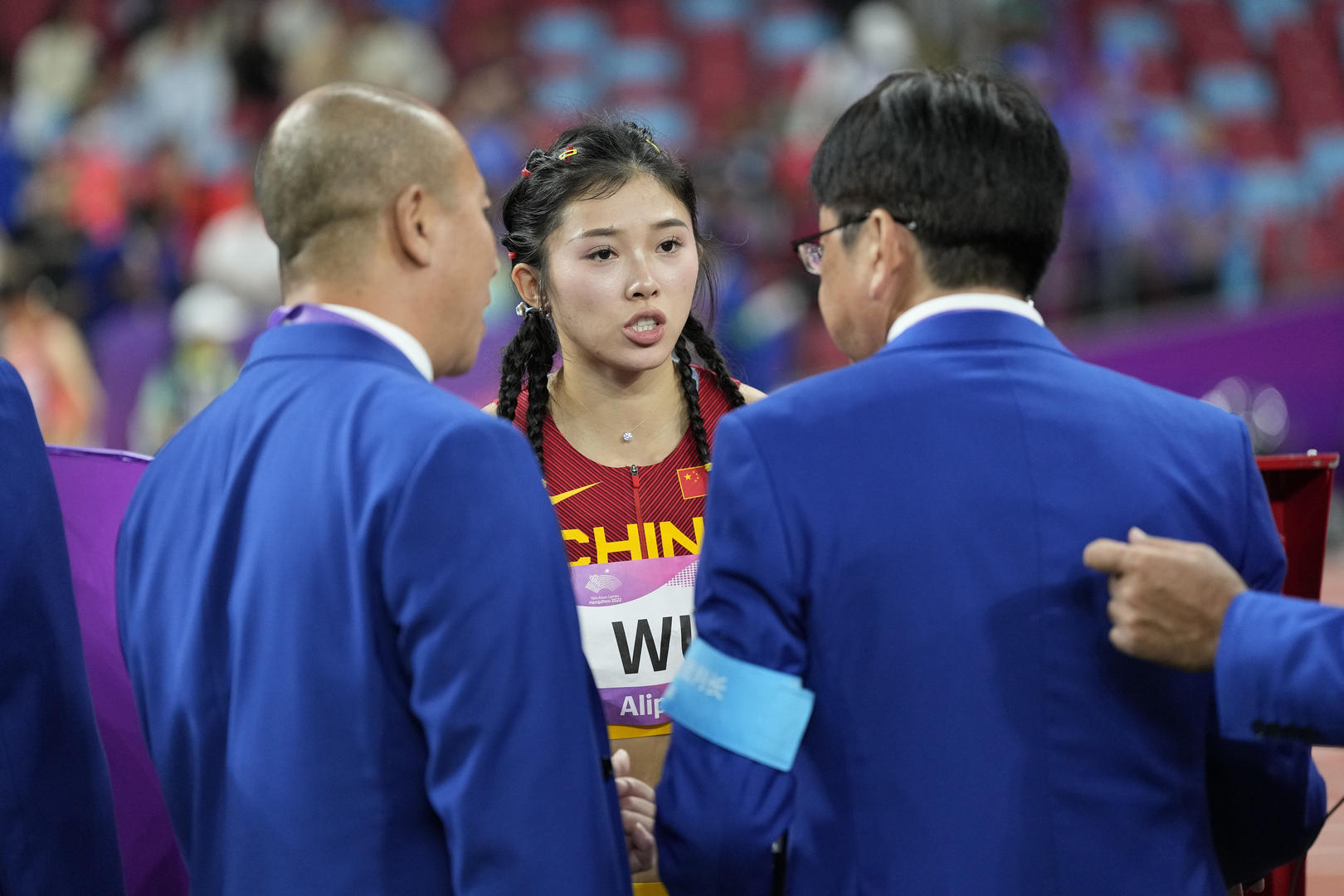 吴艳妮抢跑后为何不被第一时间取消资格还能继续比赛资深田径裁判长