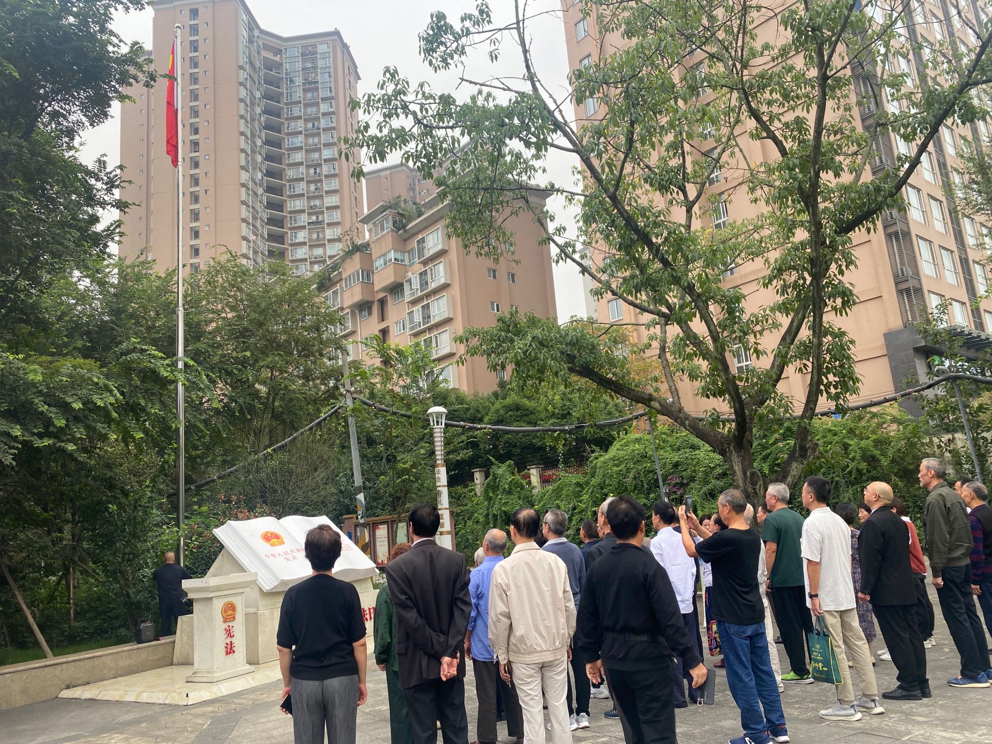 九点整,在郫都区唐昌镇战旗村举行升旗仪式,党员干部,群众,游客等约