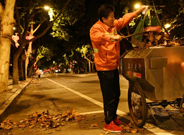 台儿庄环卫工人凌晨清扫道路|环卫工人_新浪财经_新浪网