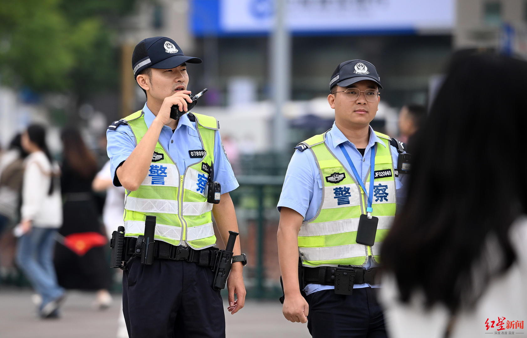 ▲吴晗（左）和同事在天府广场巡逻。