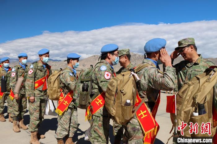 维和部队官兵凯旋.代元伟摄