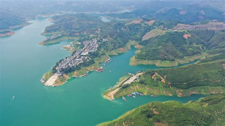 兴义市万峰湖秀美如画. 刘朝富 摄