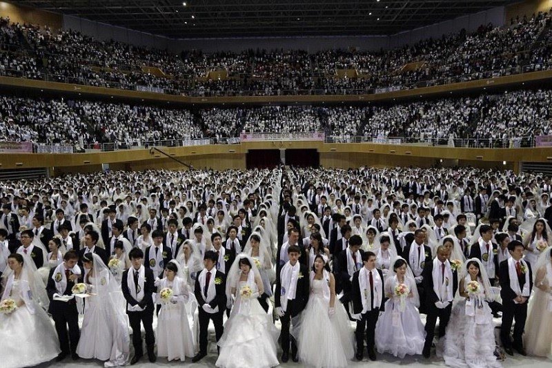 图为“统一教”集体婚礼，该团体长期被指控操控成员婚姻。