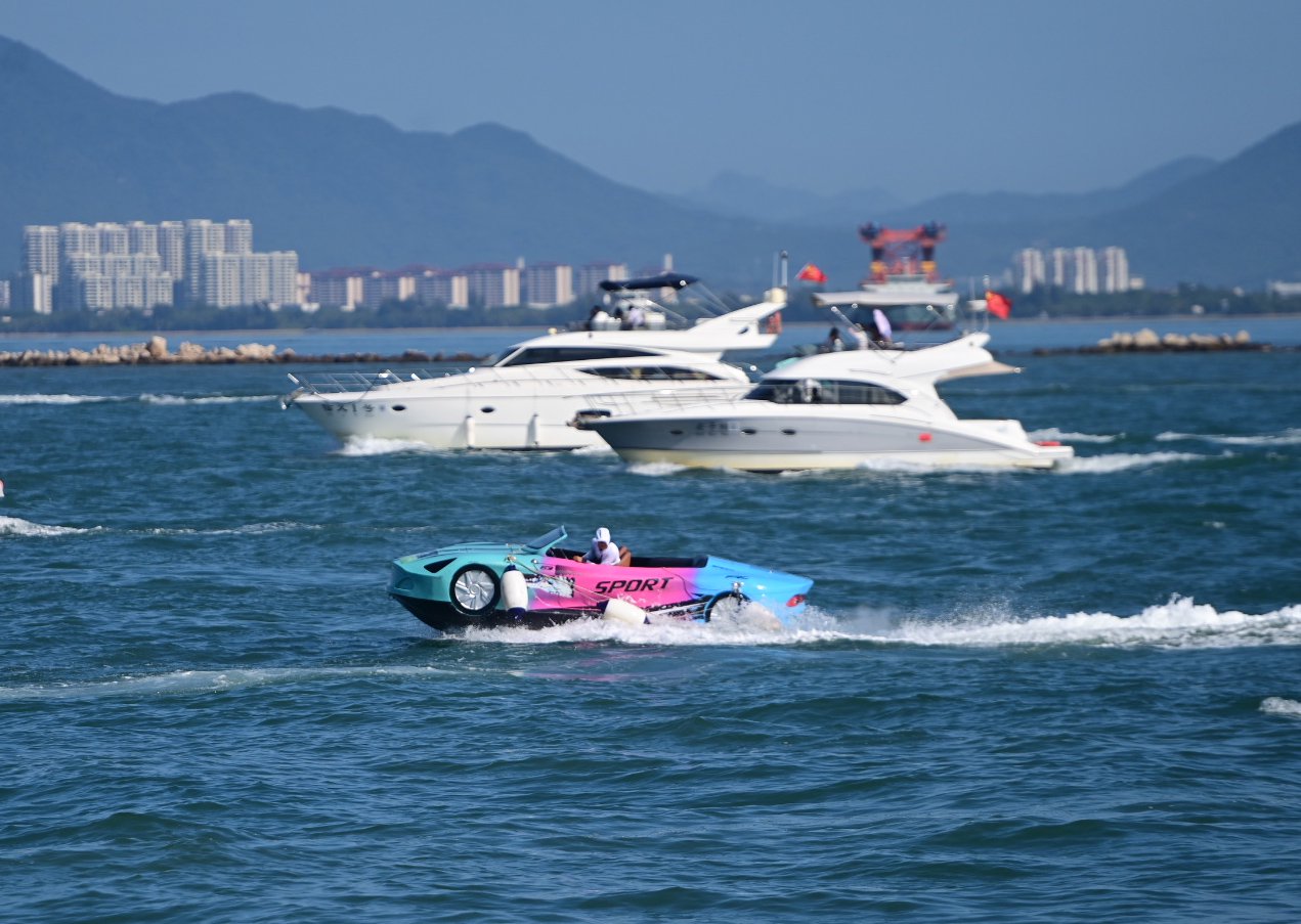 10月1日,海南三亚,人们乘坐游艇出海游玩.记者 沙晓峰 摄