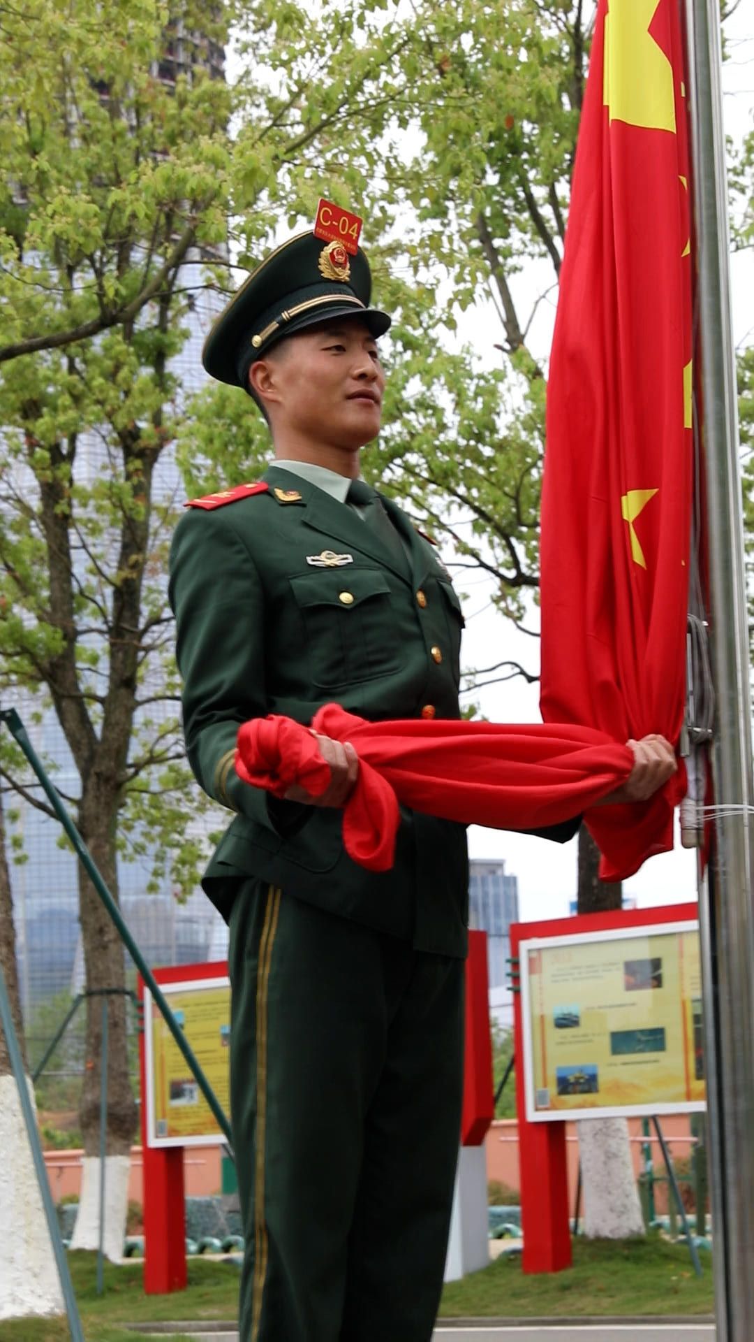 1995年,武警四川总队成都支队"蓉城国旗护卫队"开始承担天府广场的