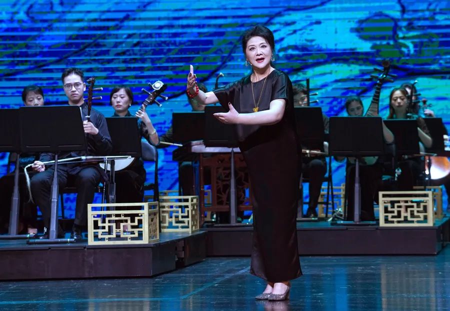 洪芬飞演唱《杜十娘·投江》