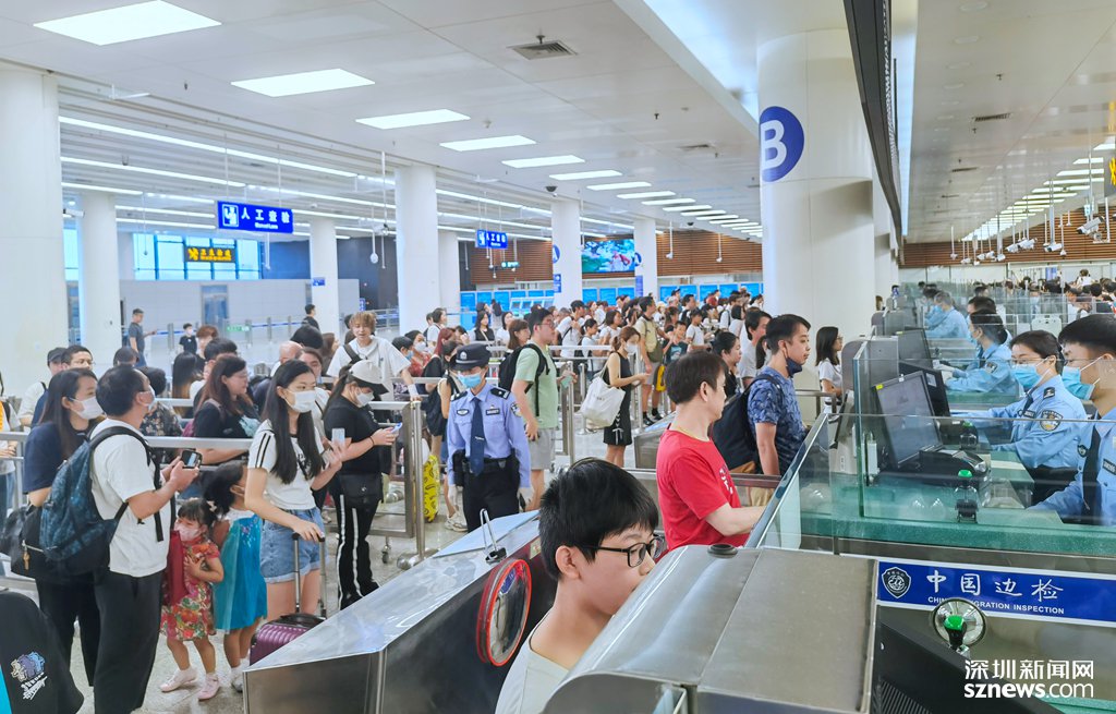 皇岗边检站民警在福田口岸入境大厅人工查验通道区域执勤.