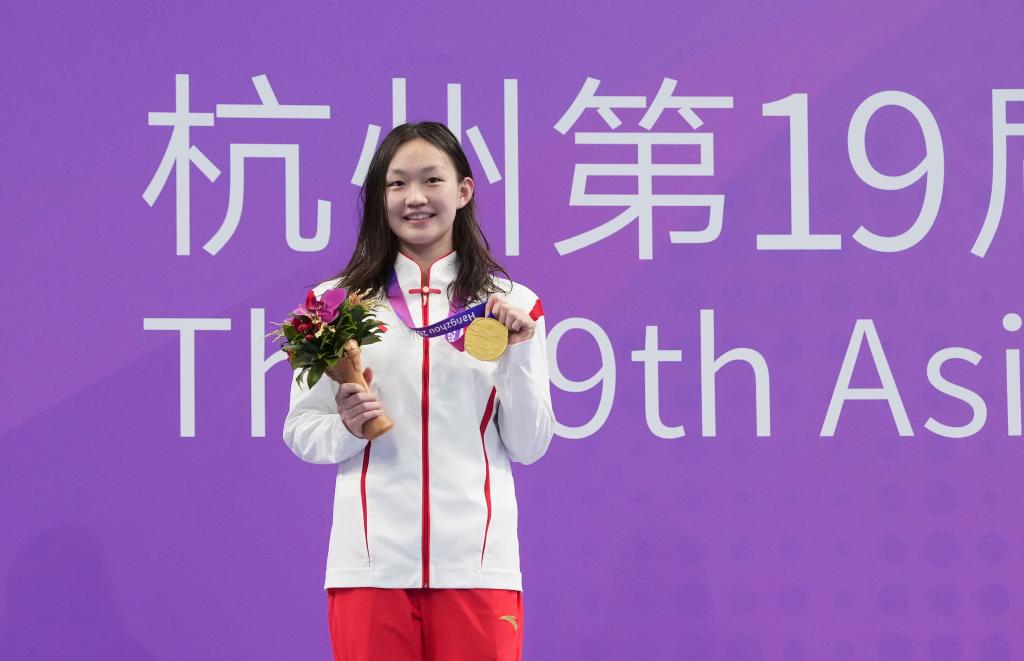 9月29日,中国选手李冰洁在颁奖仪式上.新华社记者 杜宇 摄