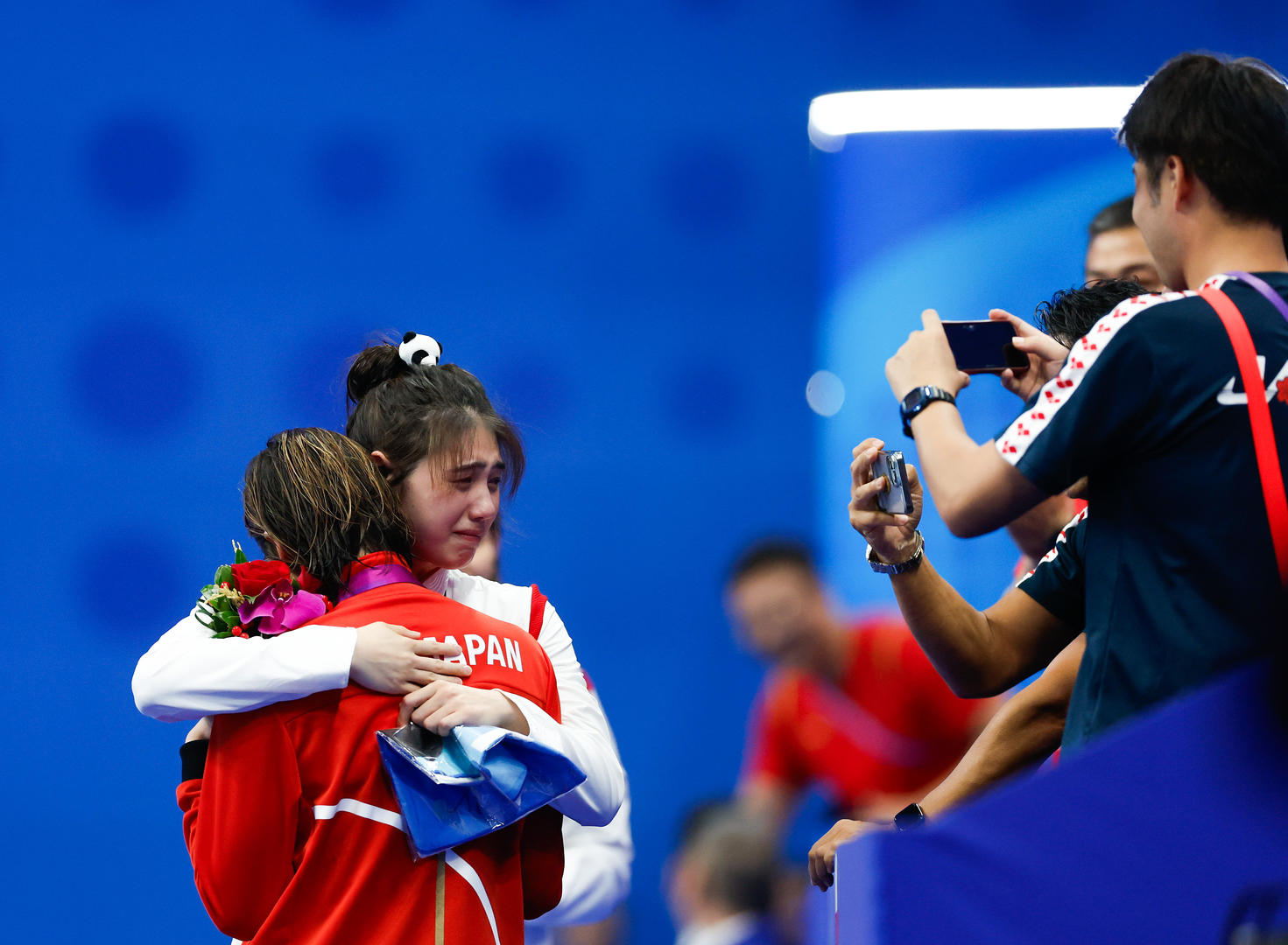 评论丨张雨霏和池江璃花子相拥而泣,展现最本真的体育之美