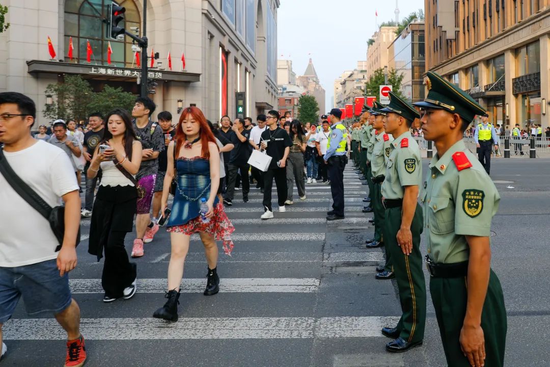 本文图片(单独署名除外)李冰国庆假期,上海南京路步行街人潮如织,武警