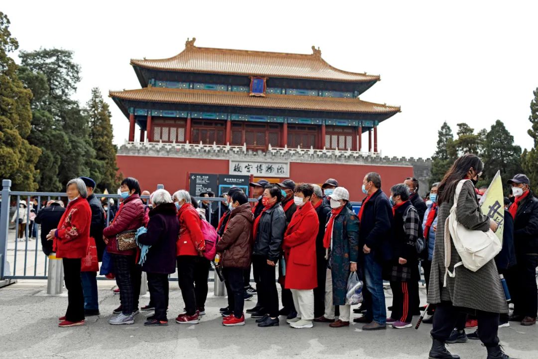 3月24日，在北京故宫外排队的老年团。图/IC