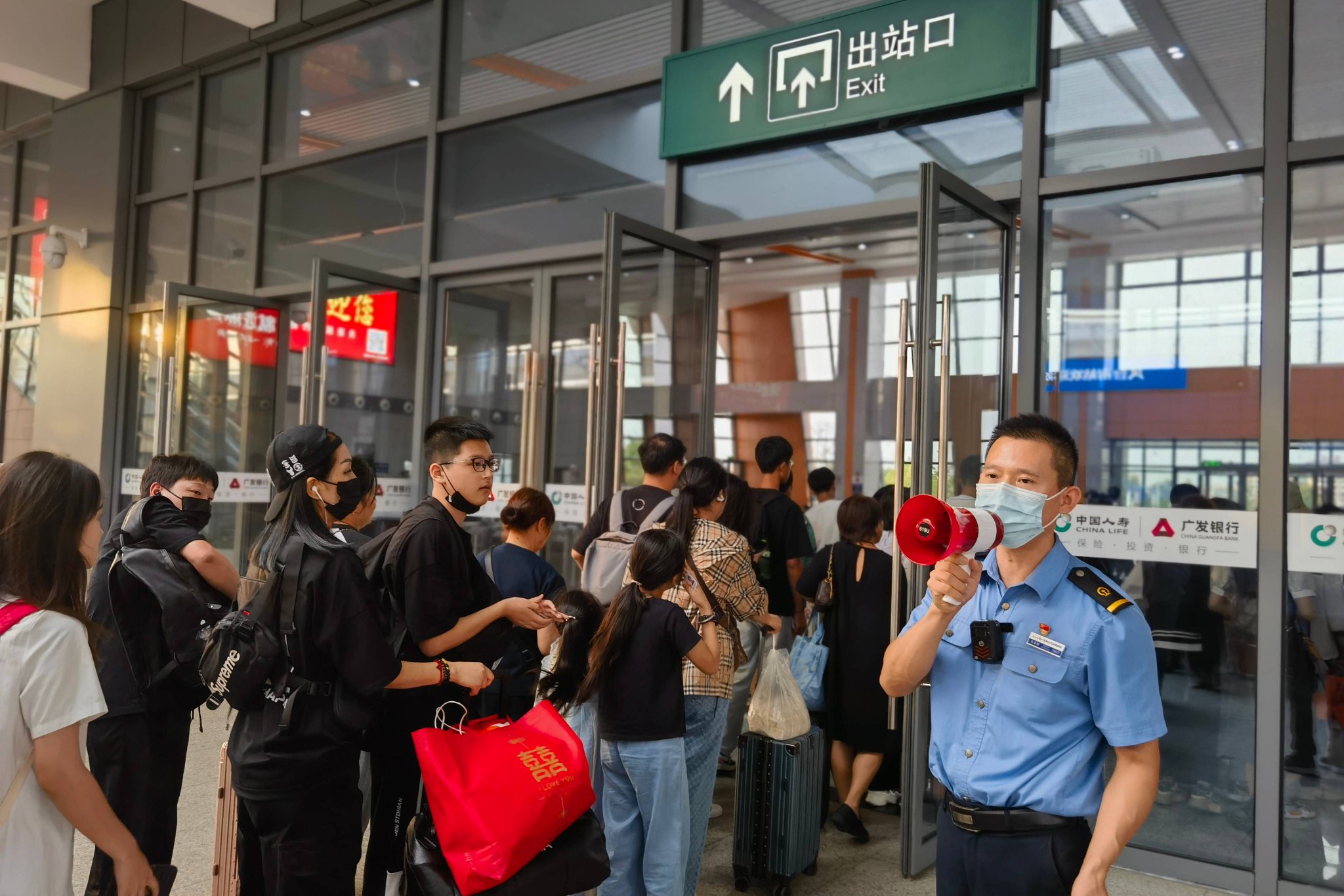 凤台南站客运人员引导旅客有序出站.孙浩 图