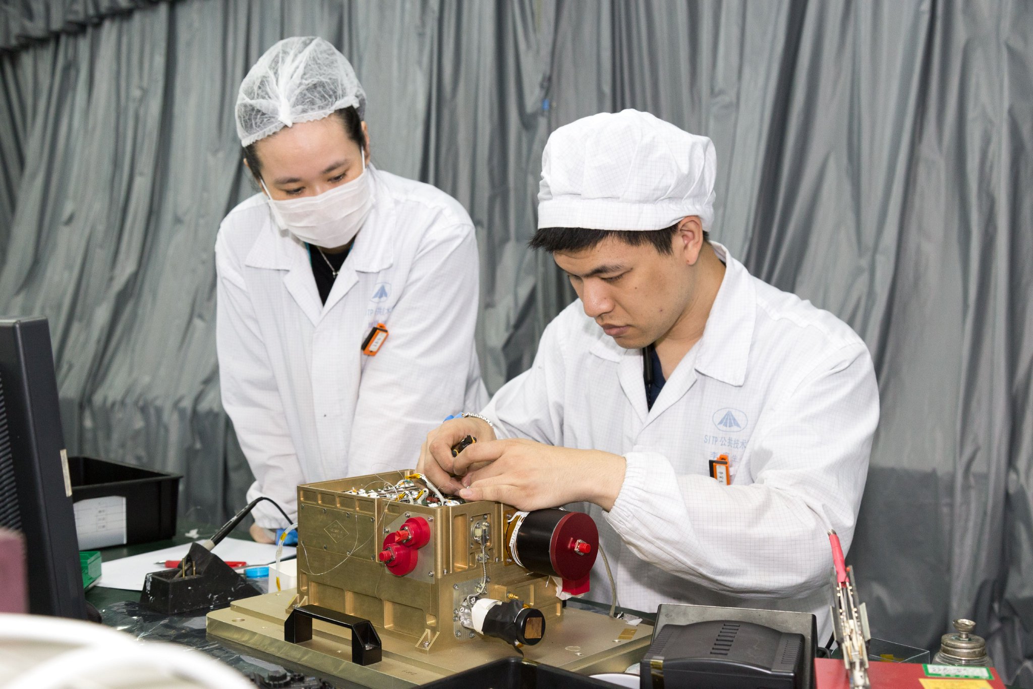 嫦娥激光测距敏感器由双人双岗精心装配。