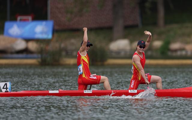孙梦雅(左)/徐诗晓庆祝女子500米双人划艇夺冠. 图/新华社