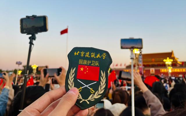 北京建筑大学国旗护卫队成员自发组织了升旗仪式观礼活动。受访者供图