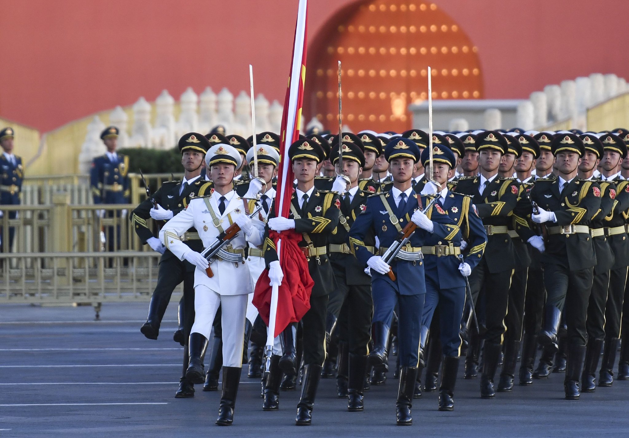 10月1日清晨,隆重的升国旗仪式在北京天安门广场举行,庆祝中华人民