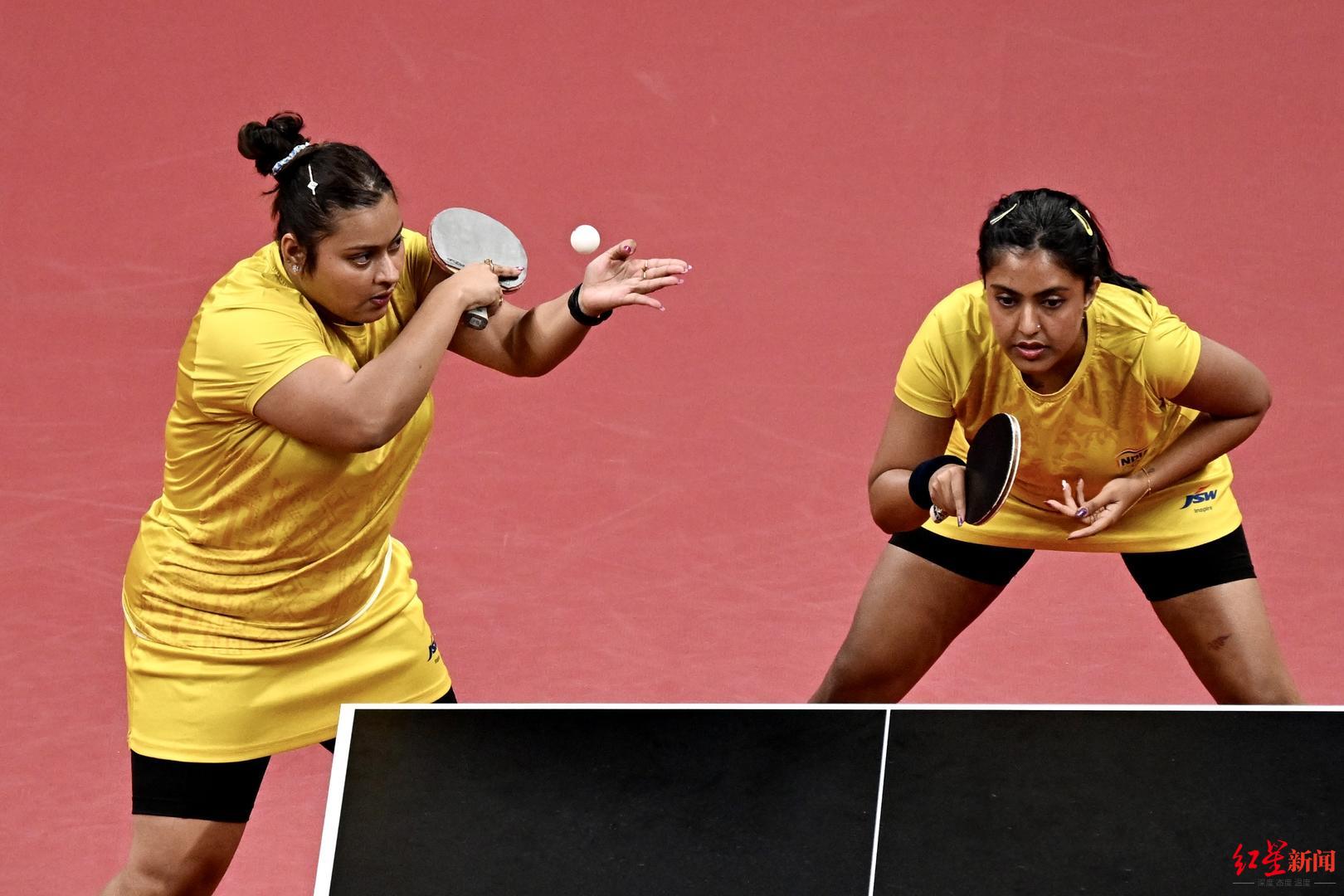 杭州亚运会乒乓球女双半决赛，印度选手苏蒂尔塔·慕克吉（左）和艾茜卡·慕克吉不敌朝鲜组合无缘决赛