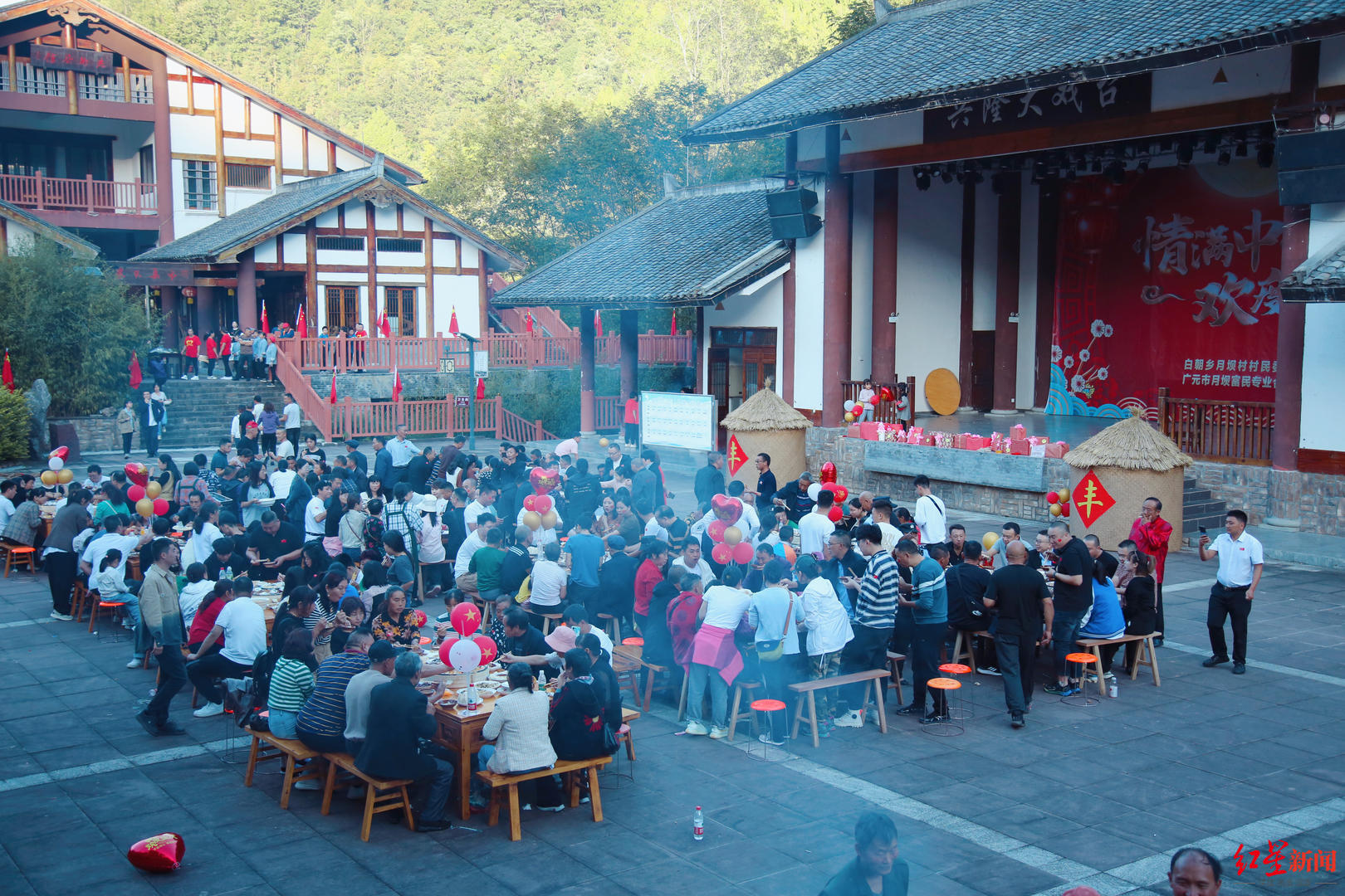 月坝罗家老街游客坝坝宴