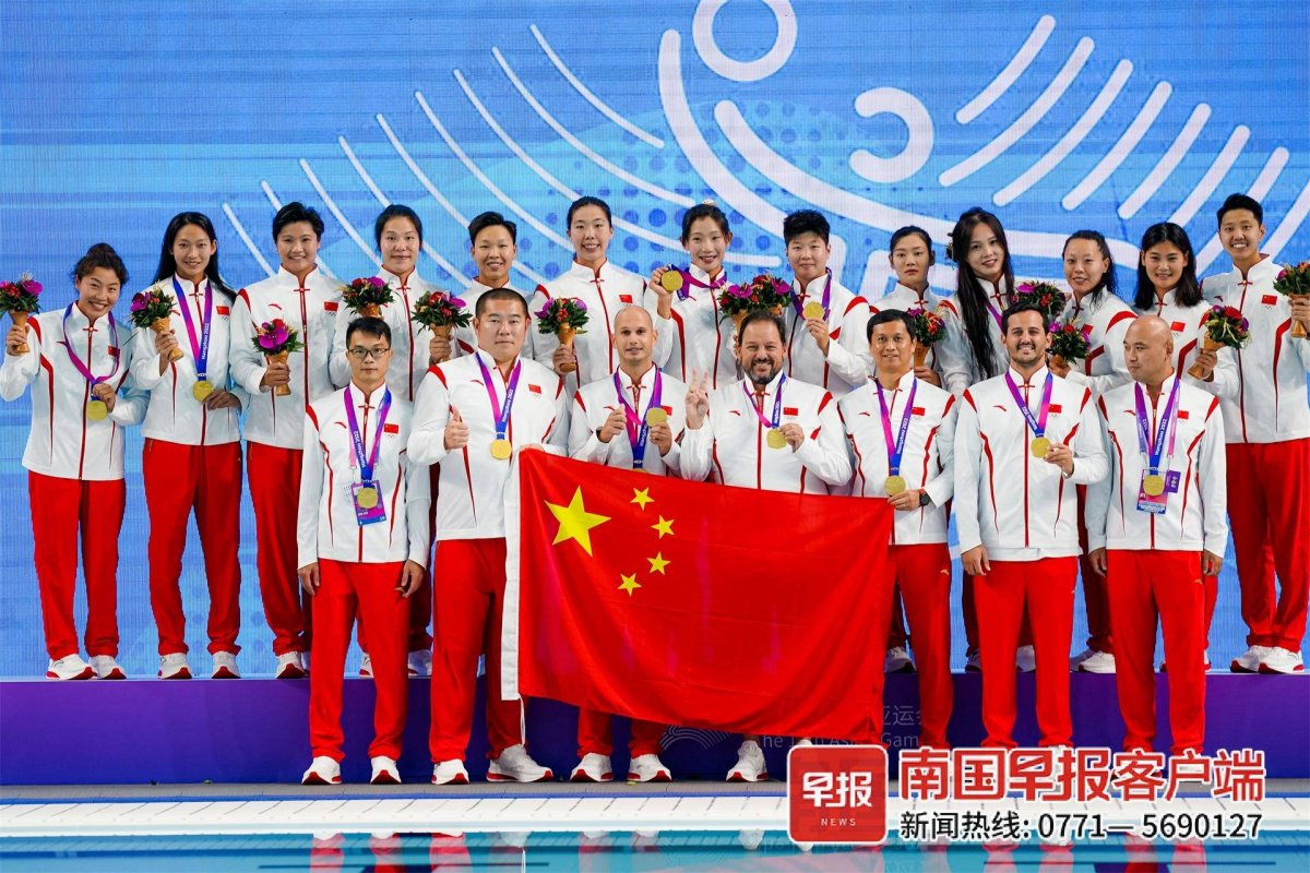 中国女子水球队登上冠军领奖台.