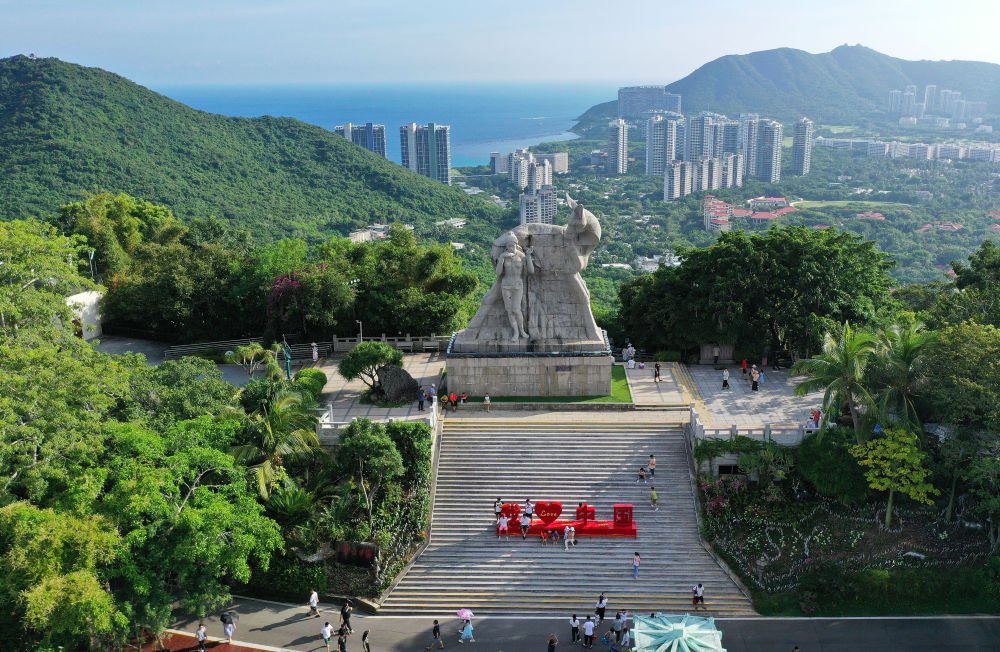 10月1日,游客在三亚鹿回头风景区游玩(无人机照片).