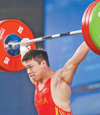 10月1日,杭州亚运会举重项目男子67公斤级比赛,中国体育代表团选手