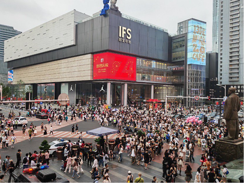 长沙五一广场商圈十字路口(财联社记者拍摄)