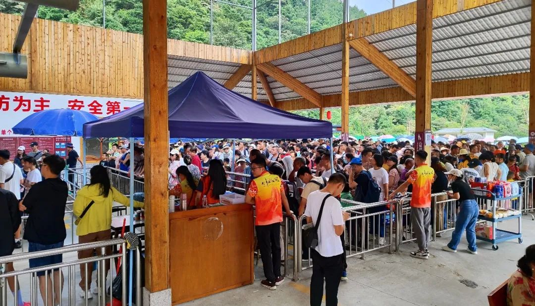 10月1日,贵港市平南县北帝山风景区,游客正在排队登缆车.